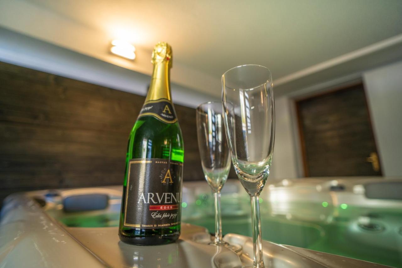 4 Asz Deluxe Apartman Gyula Exteriér fotografie
